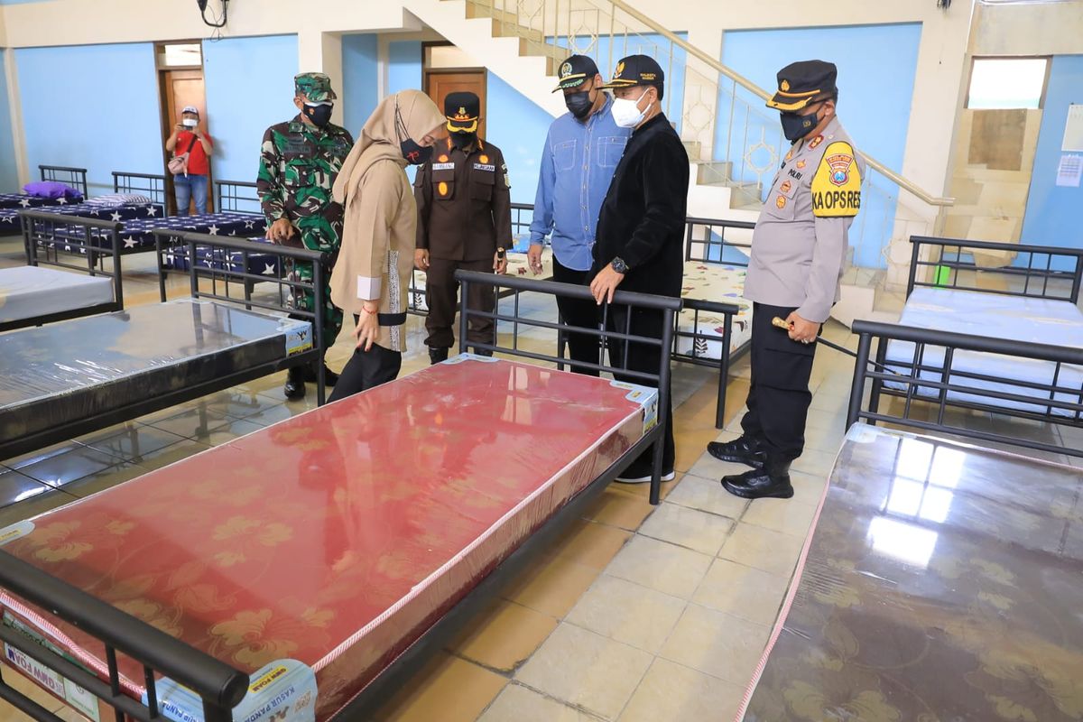 Wali Kota Madiun Maidi dan Wakil Wali Kota Madiun, Inda Raya Ayu Miko Saputri bersama forpimda meninjau kondisi tempat tidur yang ada di dalam asrama haji yang dijadikan rumah sakit lapangan (RSL), Sabtu (24/7/2021).
