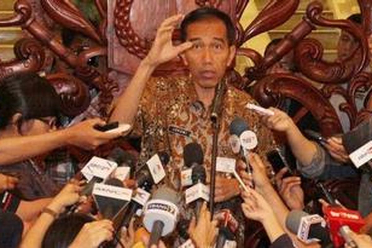 Gubernur DKI Jakarta, Joko Widodo (tengah) menjawab pertanyaan wartawan saat akan melakukan pertemuan dengan lurah, camat, wali kota, dan bupati se-DKI Jakarta di Balaikota, Jakarta Pusat, Kamis (25/10/2012). Gubernur mengumpulkan lurah, camat, wali kota, dan bupati seluruh Jakarta untuk menjelaskan fungsi para pejabat pemprov tersebut bagi masyarakat dan  cara-cara melayani warga. 
