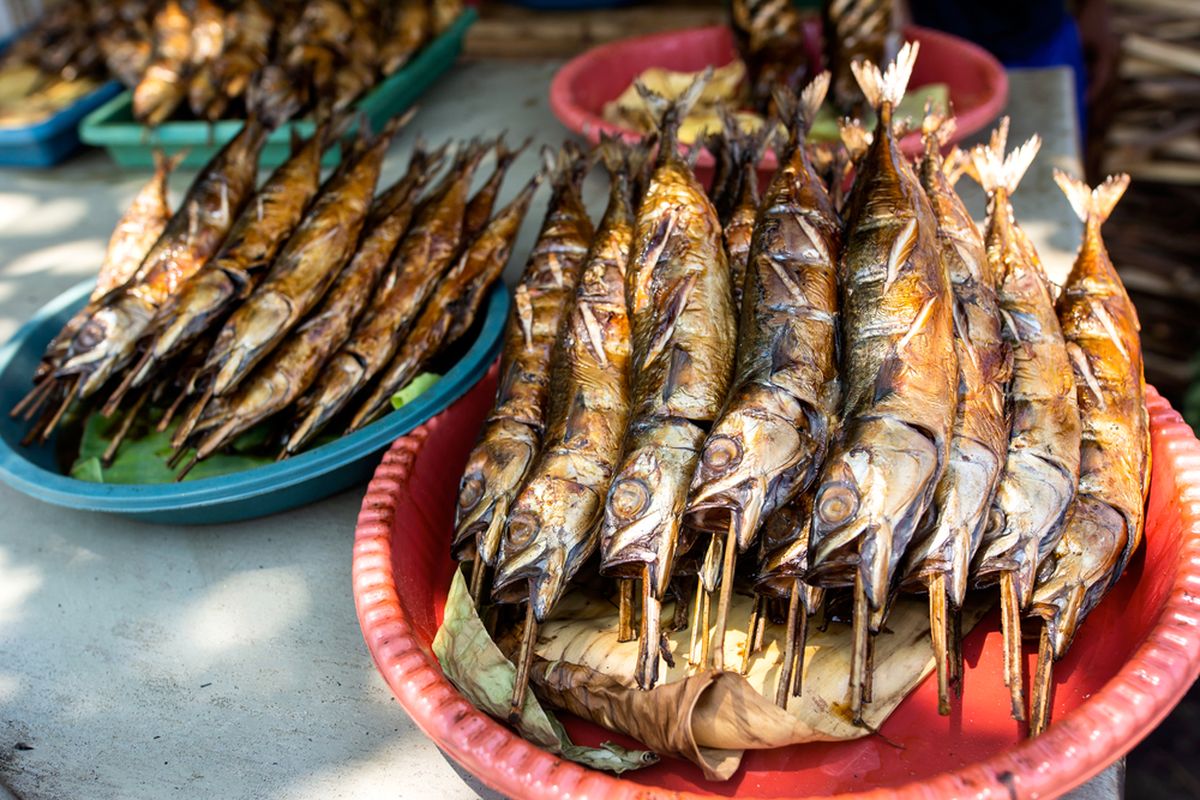 Ilustrasi ikan asap siap masak di pasar. 