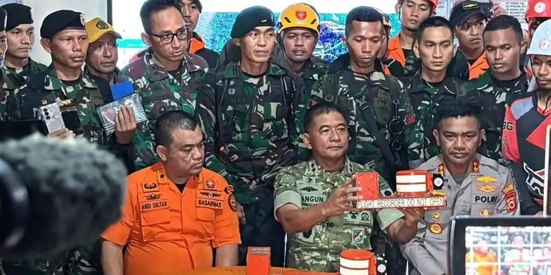 BLACK BOX PESAWAT ATR 42-500- Pangdam XIV/Hasanuddin Mayjen TNI Bangun Nawoko memperlihatkan black box dan VCR pada konferensi pers di Pos AJU SAR Gabungan Desa Tompo Bulu, Kecamatan Balocci, Kabupaten Pangkep, Rabu (21/1/2026). Mayjen TNI Bangun Nawok mengatakan black box dan VCR bakal diserahkan ke Kabasarnas dan KNKT. 