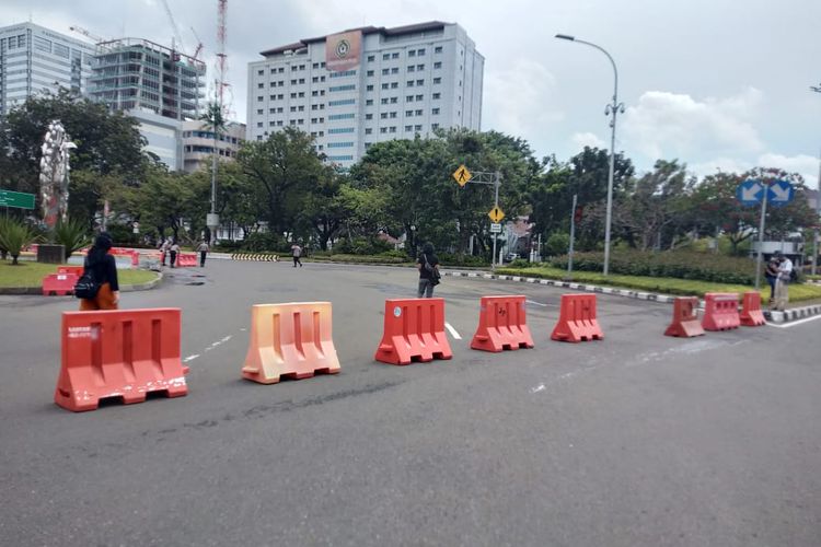 Jalan Medan Merdeka Utara menuju Jalan Medan Merdeka Barat ditutup sementara akibat adanya aksi unjuk rasa oleh sejumlah mahasiswa di kawasan Patung Kuda pada Kamis (21/4/2022).