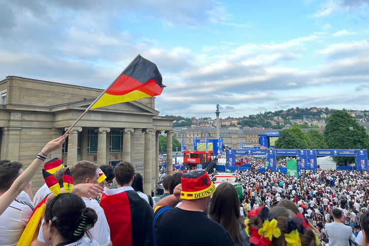 Antusiasme para suporter membanjiri kota Stuttgart pada Rabu tanggal 19 Juni 2024 ketika Jerman berhadapan dengan Hongaria pada laga Euro Euro 2024, menarik sekitar 50.000 fans ke Schlossplatz.