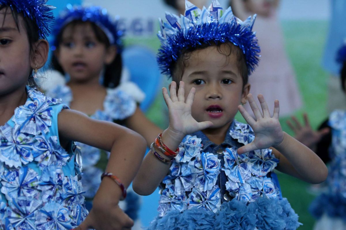 Siswa Taman Kanak-kanak dan PAUD se-Kabupaten Magelang mengikuti lomba Gerak 123 Frisian Flag di GOR Gemilang, Magelang, Senin (30/4/2018). Lomba yang diikuti 2500 anak di 21 Kecamatan ini untuk mendukung tumbuh kembang anak sejak usia dini.