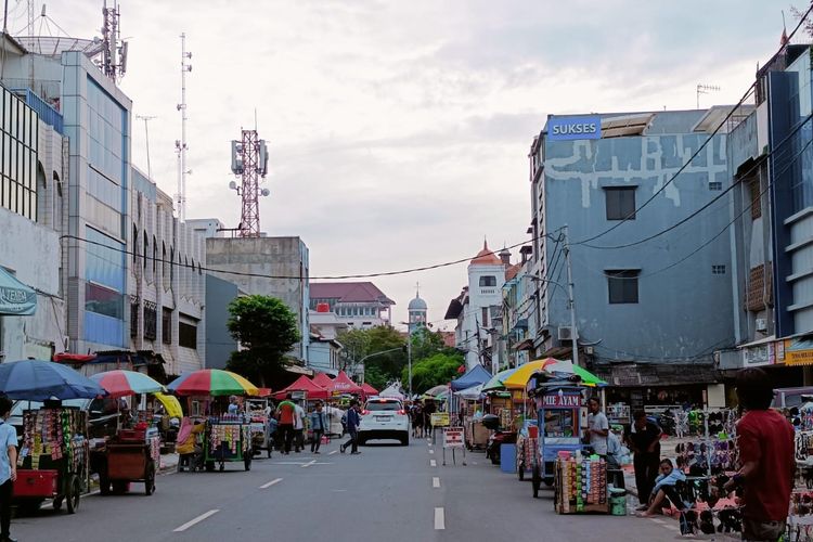 Puluhan gerobak dan peralatan berjualan pedagang kaki lima (PKL) di Kawasan Kota Tua disita Satuan Polisi Pamong Praja (Satpol PP) Jakarta Barat sepanjang Januari 2023. Sebagian besar PKL berpindah jualan di Jalan Cengkeh, yang berada di seberang jalan kawasan Kota Tua Jakarta, sebelum lokbin dan area parkir bus yang disediakan pengelola.