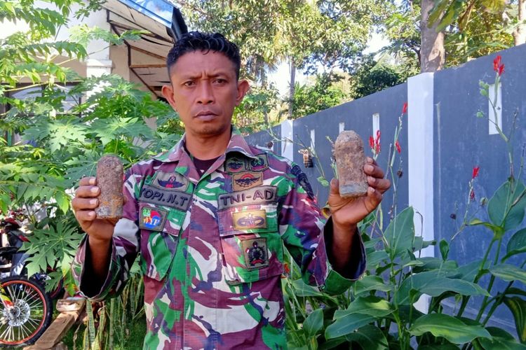 Sertu Yopi N Taumi saat mengamankan dua mortir peninggalan Jepang yang ditemukan warga Kabupaten Timor Tengah Selatan, NTT