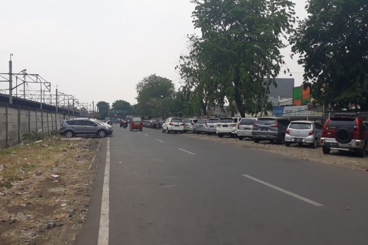 Salah satu pangkalan transportasi online di Sekitar Stasiun Bekasi, Kota Bekasi yang disediakan Dinas Perhubungan Kota Bekasi, Minggu (14/10/2018).