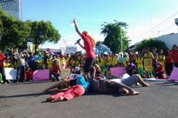 Kelompok Mahasiswa Peduli AIDS Banyuwangi menggelar aksi teatrikal dalam rangka Hari AIDS Sabtu (30/11/2013)