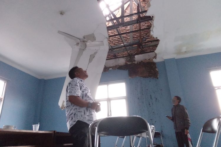 Kondisi langit-langit bangunan kantor PWI Cianjur yang jebol pasca diterjang angin puting beliung, Senin (21/2/2022) petang.