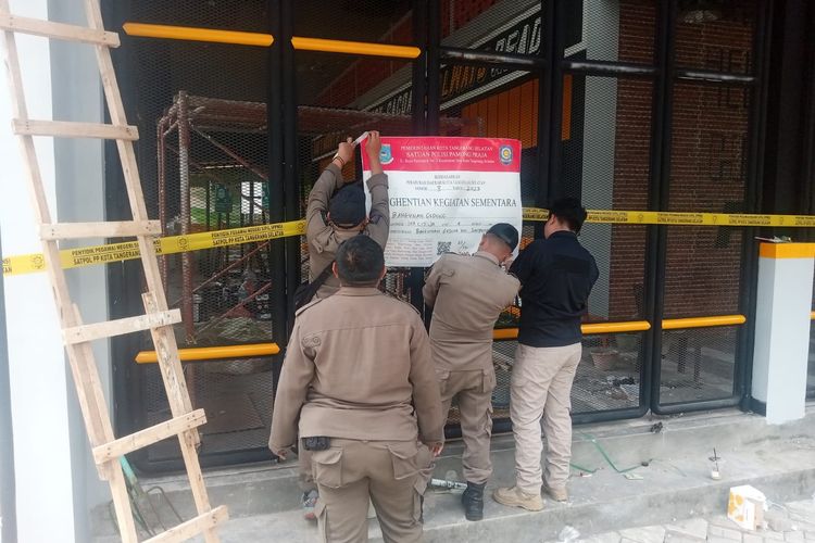 The Mie Gacoan Restaurant Project located in Serpong, South Tangerang (South Tangerang), was officially sealed by the Civil Service Police Unit (Satpol PP) on Friday (21/2/2025)