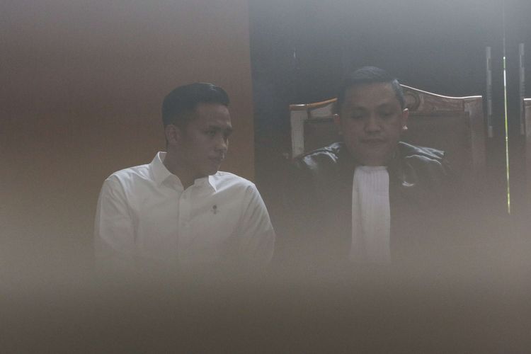 Terdakwa kasus pembunuhan berencana Nofriansyah Yosua Hutabarat (Brigadir J), Bharada Richard Eliezer Pudihang Lumiu (Bharada E) menjalani sidang dengan agenda mendengarkan keterangan saksi di Pengadilan Negeri Jakarta Selatan, Senin (31/10/2022).