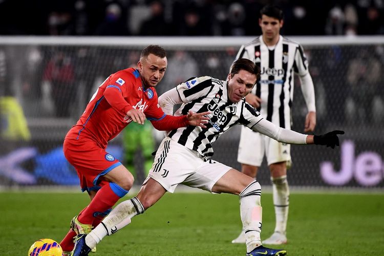 Federico Chiesa (kanan) berebut bola dengan Stanislav Lobotka dalam pertandingan Juventus vs Napoli pada pekan ke-20 Liga Italia di Stadion Allianz, Jumat (7/1/2022) dini hari WIB. 