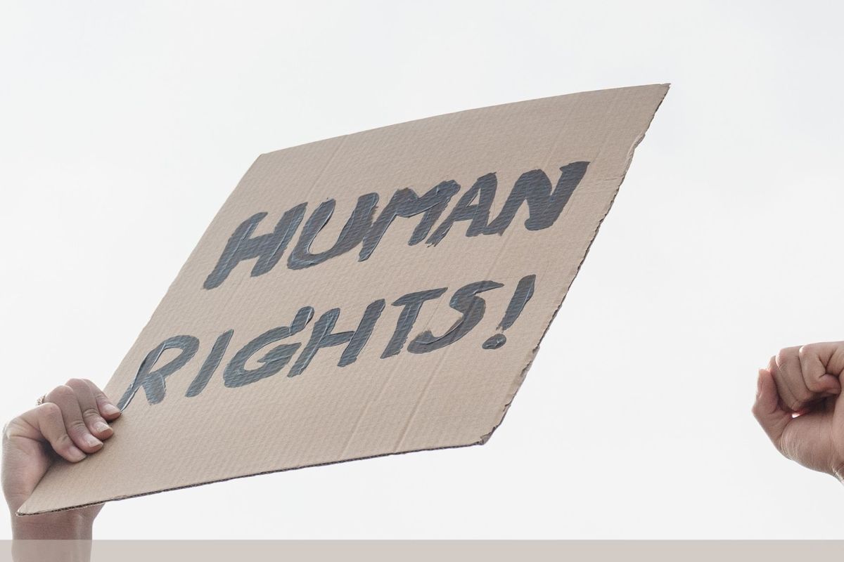 Empat faktor eksternal terjadinya pelanggaran HAM adalah penyalahgunaan kekuasaan, tidak tegasnya aparat hukum, penyalahgunaan teknologi, dan kesejangan sosial serta ekonomi.