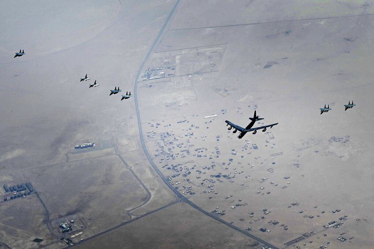 Foto yang dirilis oleh Angkatan Udara AS ini menunjukkan B-52H Stratofortress yang ditempatkan di Sayap Bom ke-5, Pangkalan Angkatan Udara Minot, Dakota Utara, terbang di atas Timur Tengah pada hari Minggu, 4 September 2022. 
