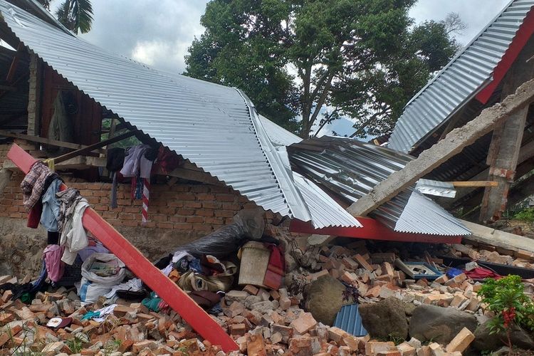Salah satu rumah warga yang rata dengan tanah akibat gempa bumi di Kecamatan Tigo Nagari, Kabupaten Pasaman, Sumbar, Selasa (1/3/2022).
