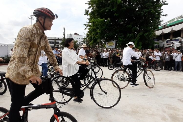 Gubernur Jawa Tengah Ganjar Pranowo saat mendampingi Presiden Jokowi bersepeda menuju Kawasan Kota Lama Semarang, Senin (30/12/2019)