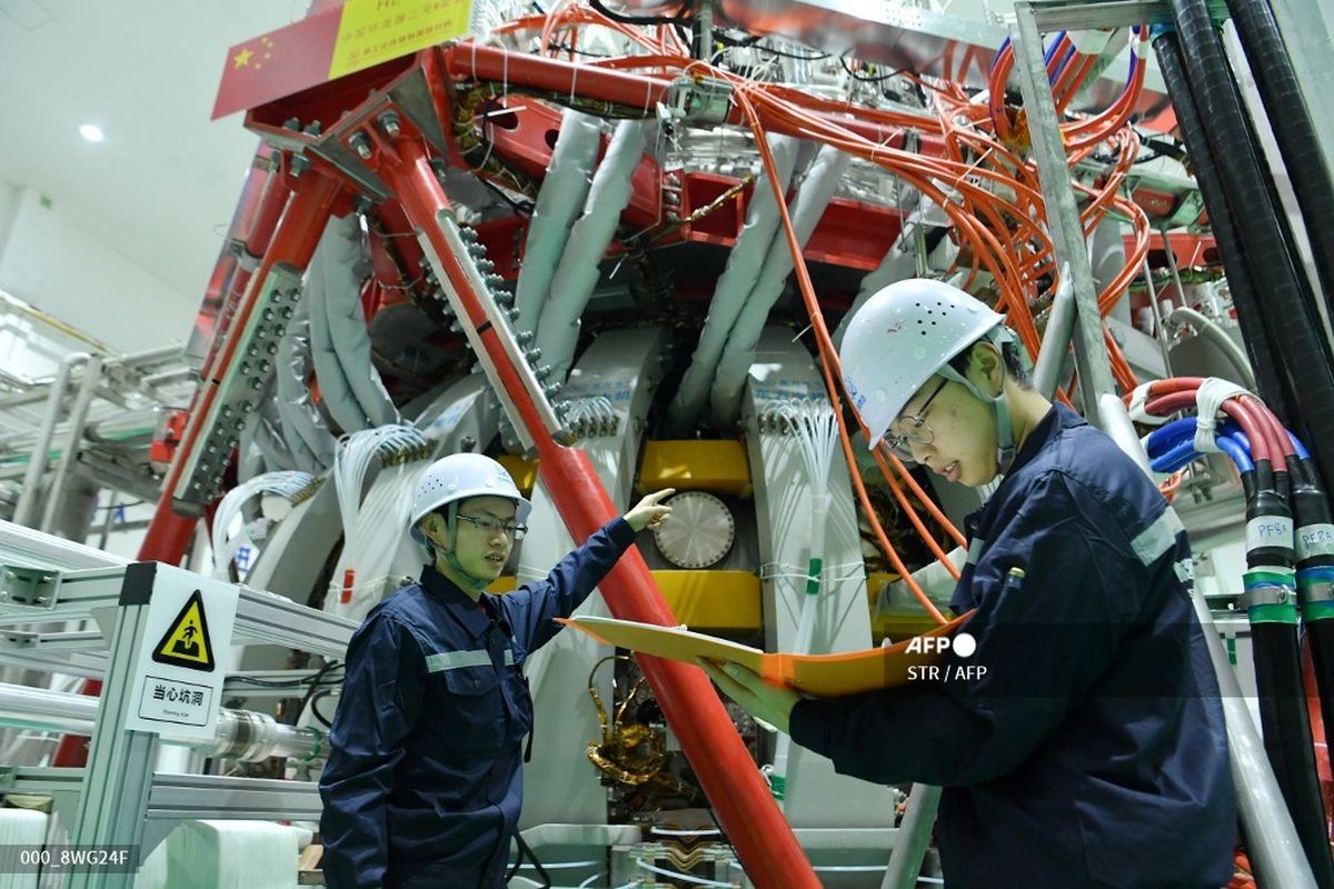 Personel teknis memeriksa perangkat fusi nuklir HL-2M China, yang dikenal sebagai matahari buatan, di laboratorium penelitian di Chengdu, Provinsi Sichuan, China, pada Jumat (4/12/2020). China berhasil menyalakan matahari buatan untuk pertama kalinya, menandai kemajuan besar dalam kemampuan penelitian tenaga nuklir negara itu.
