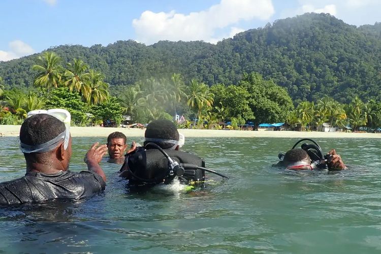 Para pengunjung dan wisatawan, saat melakukan diving di laut Kampung Wisata Tablasupa, Distrik Depapre, Kabupaten Jayapura, Papua.