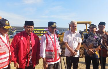 Gubernur Jawa Tengah Ganjar Pranowo yang juga calon presiden dari Partai Demokrasi Indonesia Perjuangan (PDI-P) tanggapi isu  Relawan Gibran Rakabuming Raka dan Joko Widodo (Jokowi) mendukung Prabowo Subianto. 