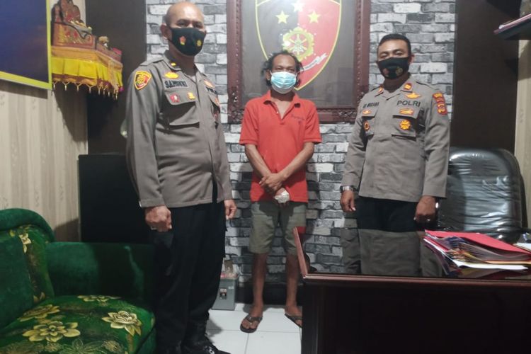 Polisi menangkap I Made Netra (41) alias Kaprot karena mengancam dan merusak mobil patroli petugas saat patroli Pemberlakuan Pembatasan Kegiatan Masyarakat (PPKM), di Pinggir Jalan Cempaka, Banjar Kumbuh, Desa Mas, Kecamatan Ubud, Kabupaten Gianyar, Bali. 