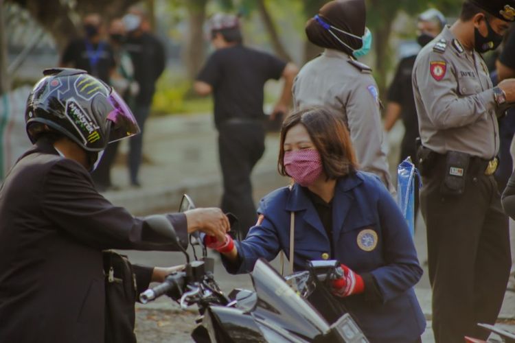 Paguyuban dosen dan mahasiswa Universitas Airlangga berkolaborasi membagikan masker kepada para peserta UTBK di kawasan Unair. Pembagian masker itu berlangsung pada Senin (6/7/2020) di pintu masuk Unair.

