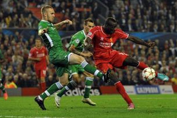 Striker Liverpool, Mario Balotelli (kanan). 