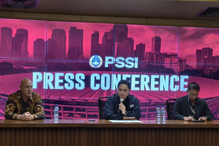 Ketua Umum PSSI, Erick Thohir, didampingi oleh DIrektur Teknik Alexander Zwiers dan Sekjen PSSI Yunus Nusi berbicara kepada media di sesi konferensi pers di SUGBK, Jakarta, pada Jumat (24/10/2025).