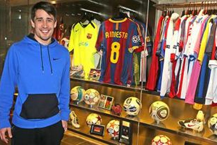 Bojan Krkic dengan museum kecil di salah satu ruangan di rumahnya di Barcelona. 