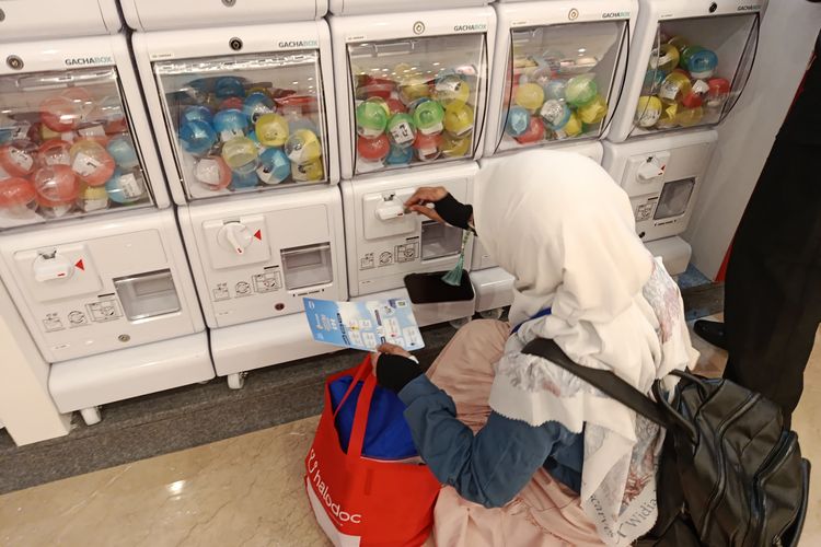 Pengunjung sedang mengambil gacha di Merah Merah Anime Japan 2026 di Gandaria City Mall, Jakarta Selatan, pada Sabtu (30/5/2026).