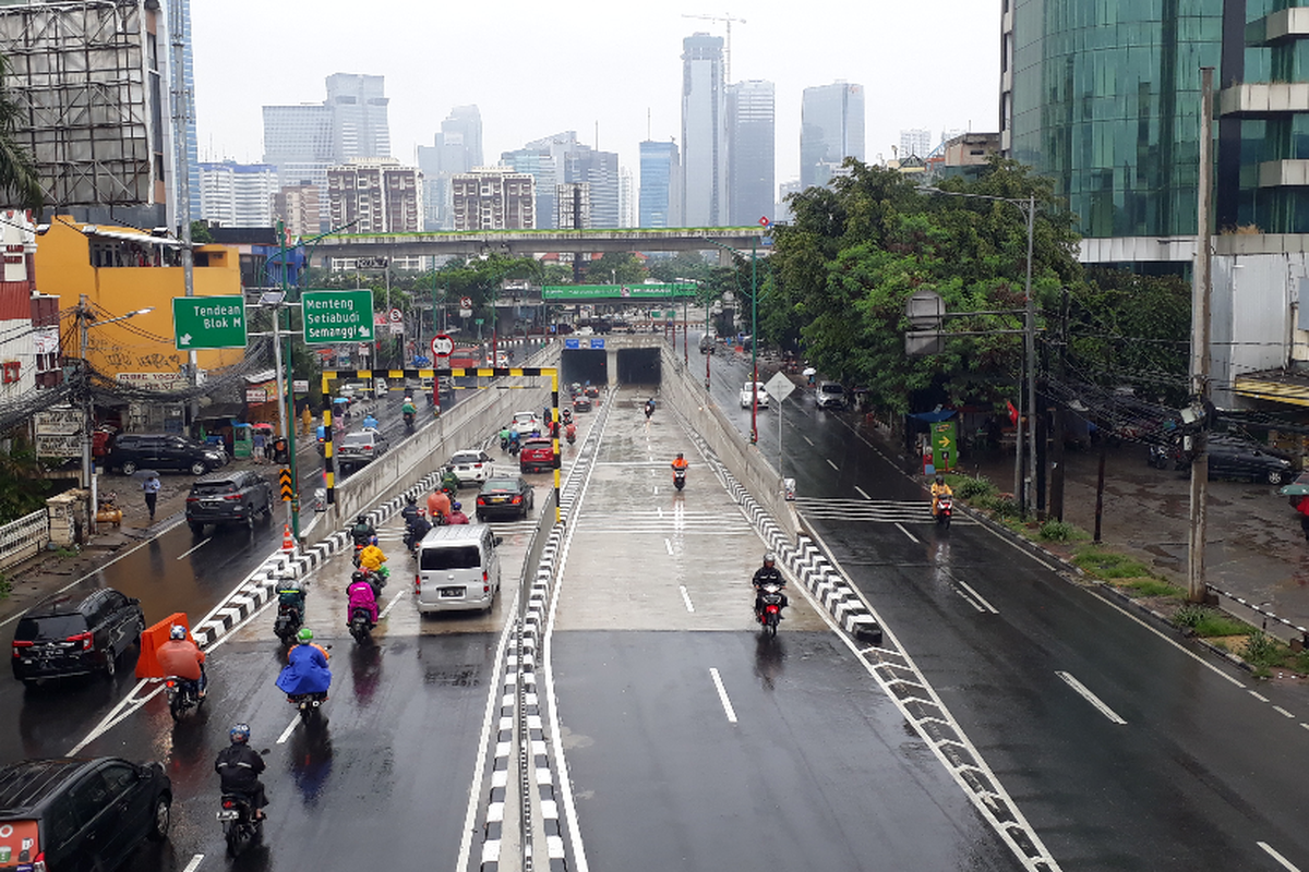 Arus lalu lintas di sekitar underpass Mampang-Kuningan, Jakarta Selatan, tampak ramai lancar pada Senin (23/4/2018) pagi.