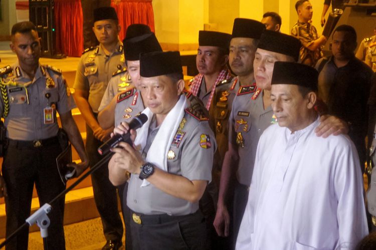 Kapolri Jenderal Tito Karnavian dan Habib Muhammad Luthfi bin Yahya saat menghadiri tabligh akbar yang diselenggarakan oleh Polri di lapangan olah raga Perguruan Tinggi Ilmu Kepolisian (PTIK), Kebayoran Baru, Jakarta Selatan, Kamis (18/5/2017) malam.  