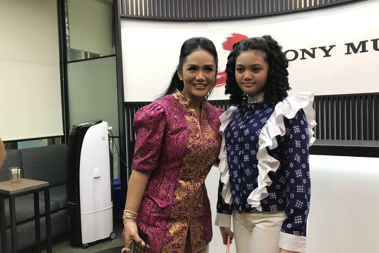 Kris Dayanti dan Amora usai peresmian kantor baru Sony Music Entertainment Indonesia kawasan Cilandak, Jakarta Selatan pada Senin (19/6/2023). 