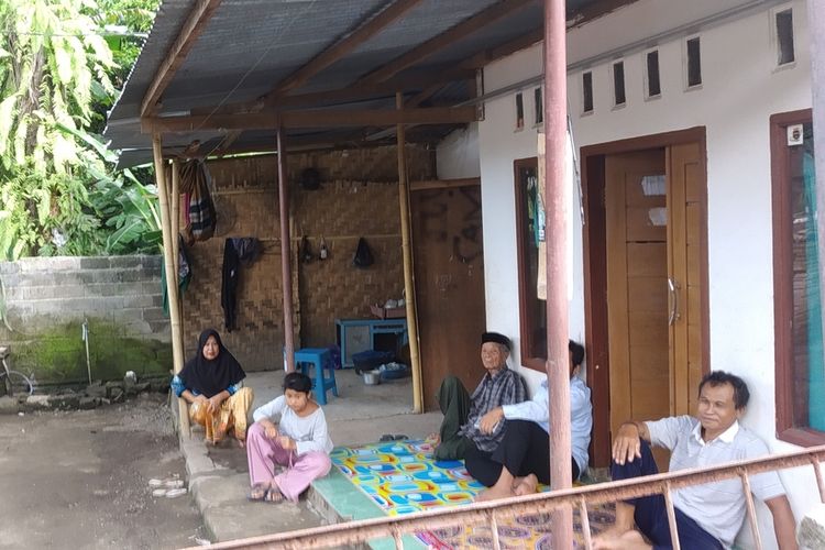 Nuremi dan keluarganya terlihat sedang memasak di rumah barunya. Nuremi dan keluarganya merupakan jemaah Ahmadiyah yang diusir dari Desa Gereneng, Lombok Timur, pada 2018 lalu.  