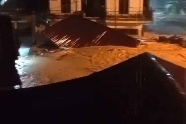 Sebuah rumah dan mobil hanyut diterjang banjir bandang, pasien rumah sakit Santa Ana terpaksa dievakuasi ke tempat yang lebih aman.