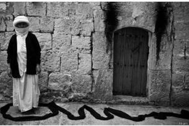Foto hitam putih Akam Shex Hadi menampilkan foto warga Irak yang kehilangan tempat tinggal.