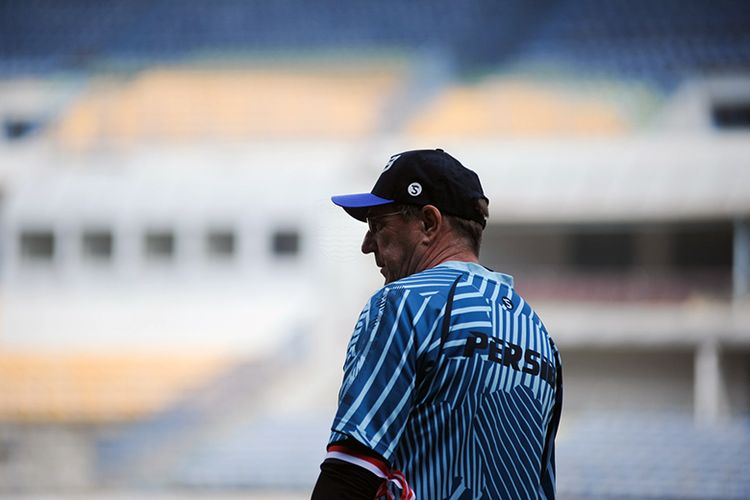 Pelatih Persib Bandung, Robert Rene Alberts, memantau sesi latihan timnya di Stadion Gelora Bandung Lautan Api (GBLA), Selasa (18/8/2020). 