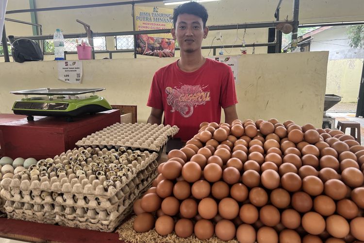 Harga telur ayam mengalami kenaikan harga saat Ramadhan di Pasar Tanah Baru, Kecamatan Bogor Utara.