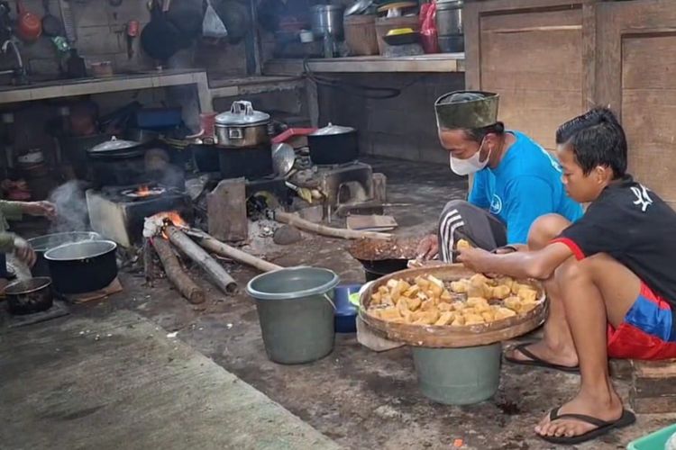 Pasaturi Sumino dan Nur Hasanah warga Desa Jogorogo, Kecamatan Jogorogo, Kabupaten Ngawi, Jawa Timur sedang memasak pentol corah dan aneka gorengan yang akan dijual di depan Kantor Polsek Jogorogo. Pasutri ini berhasil naik haji tahun ini, setelah nabung Rp 10.000 selama 21 tahun.
