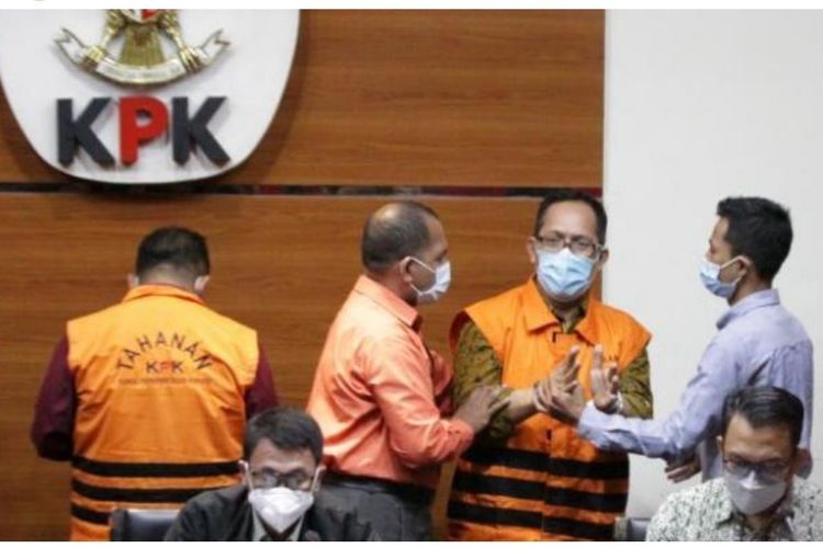 Tangkapan layar foto hakim Pengadilan Negeri (PN) Surabaya Itong Isnaini Hidayat (kanan belakang), saat ditetapkan sebagai tersangka oleh KPK.