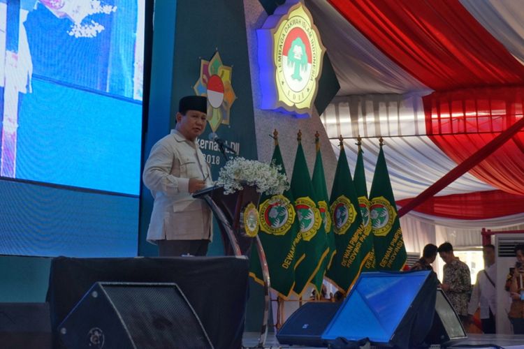 Calon presiden nomor urut 02 Prabowo Subianto saat berpidato pada Rapat Kerja Nasional (Rakernas) Lembaga Dakwah Islam Indonesia (LDII) di Pondok Pesantren Minhajurrosyidin, Pondok Gede, Jakarta Timur, Kamis (11/10/2018).