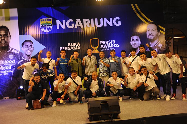 Para pemain dan staf pelatih berfoto bersama jajaran manajemen Persib Bandung dalam gelaran Persib Awards 2022 di Paberik Badjoe Factory Outlet, Kota Bandung, Rabu (13/4).