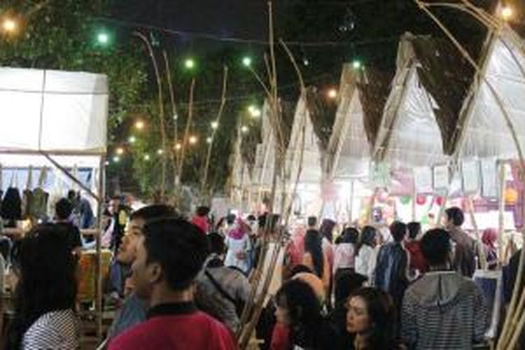 Pengunjung memadati pasar seni di Festival Kesenian Yogyakarta yang digelar di Taman Kuliner Condong Catur Sleman, Yogyakarta.