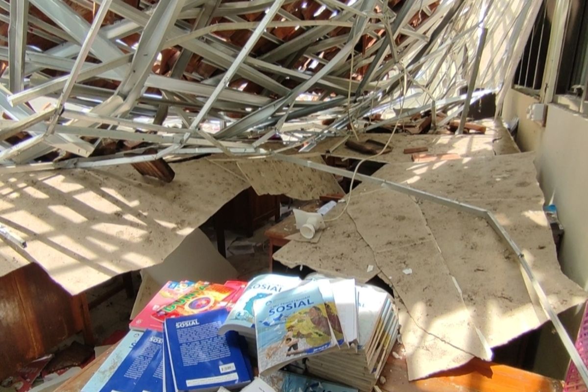 Kondisi ruang kelas dan ruang guru SMPN 2 Greged Kecamatan Greged Kabupaten Cirebon Jawa Barat yang ambruk pada Jumat (12/1/2024). Enam orang siswa dan 23 pelajar yang sedang mengikuti kegiatan belajar mengajar dilaporkan luka-luka.