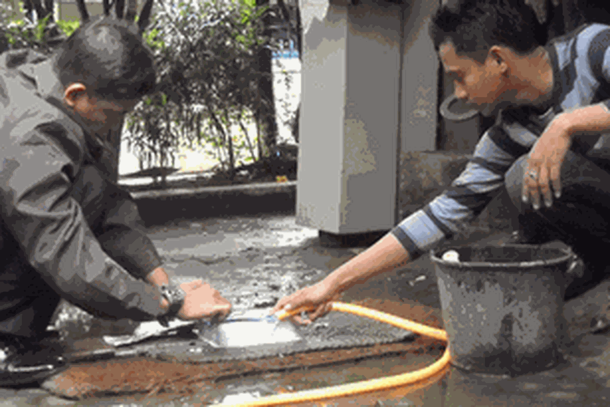 Petugas sedang berusaha menjinakkan bom yang dikirim orang tak dikenal ke Sekretariat JIL, Jalan Utan Kayu 68H, Jakarta Timur, Selasa (15/3/2011).
