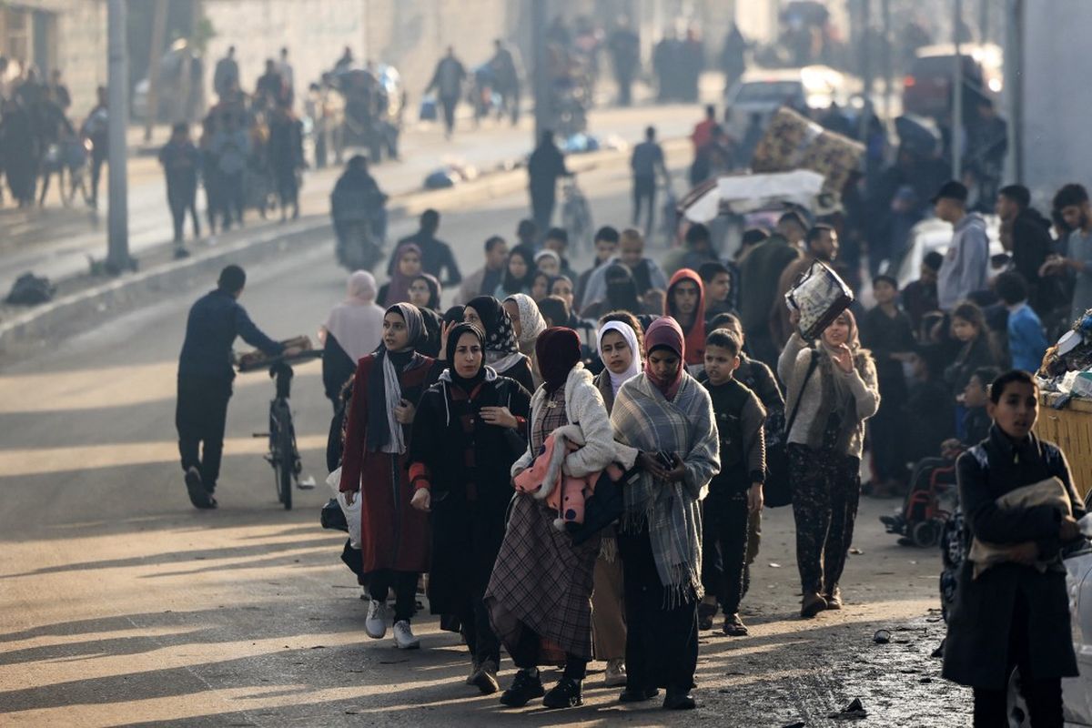 Warga Palestina berjalan menuju daerah yang lebih aman setelah dimulainya kembali serangan Israel ke Rafah di Jalur Gaza selatan pada 1 Desember 2023, setelah berakhirnya gencatan senjata selama tujuh hari antara Israel dan militan Hamas. Gencatan senjata sementara antara Israel dan Hamas berakhir pada 1 Desember, dengan tentara Israel mengatakan bahwa operasi tempur telah dilanjutkan, dan menuduh Hamas melanggar jeda operasional.