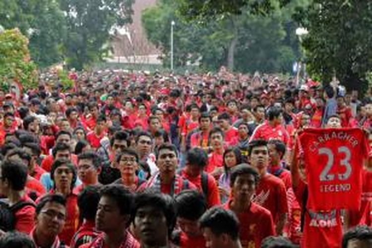 Para pendukung menyambut kedatangan tim Liverpool di Bandara Halim Perdanakusuma, Jakarta Timur, Rabu (17/7/2013). Rencananya tim asal Inggris ini akan menjalani laga persahabatan dengan tim Indonesia di Stadion Utama Gelora Bung Karno pada Sabtu, 20 Juli 2013.