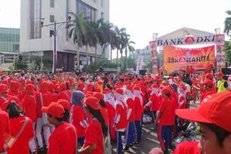 Ratusan pelajar pemegang Kartu Jakarta Pintar saat bersenam bersama dalam acara kongkow bareng Bank DKI, di Bundaran Hotel Indonesia, Jakarta, Minggu (3/3/2013). Acara ini digelar untuk mensosialisasikan manfaat dunia perbankan di kalangan pelajar.