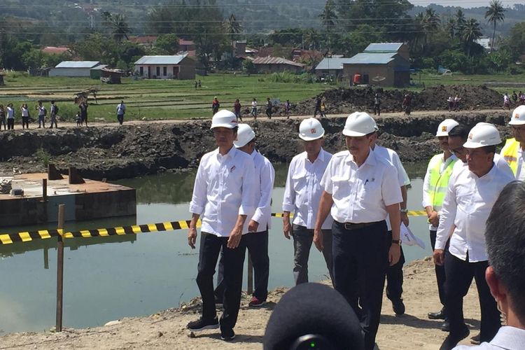 Presiden Joko Widodo saat meninjau proyek pelebaran dan pendalaman alur Tano Ponggol di Kabupaten Toba Samosir, Sumatera Utara, Rabu (31/7/2019).