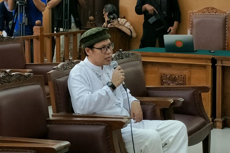 Pimpinan kelompok Jemaah Ansharut Daulah (JAD) Zainal Anshori saat memberikan kesaksian dalam sidang kasus peledakan bom di Jalan MH Thamrin pada Januari 2016 dengan terdakwa Aman Abdurrahman. Sidang digelar di Pengadilan Negeri Jakarta Selatan, Jumat (9/3/2018).