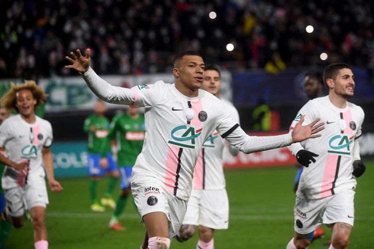Penyerang PSG, Kylian Mbappe, melakukan selebrasi usai mencetak gol penalti ke gawang tim amatir divisi lima, Feignies-Aulnoye, pada babak 64 besar Piala Perancis Coupe de France 2021-2022 di Stade du Hainaut, Valenciennes 19 Desember 2021.