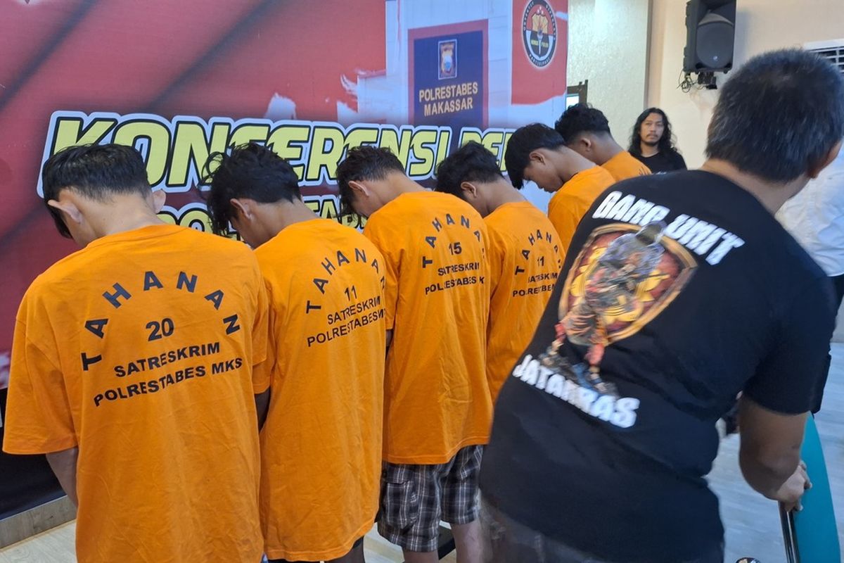 Enam pelaku yang melakukan aksi pembusuran terhadap dua karyawan ditampilkan saat ekspose di Mapolrestabes Makassar, Jalan Ahmad Yani, Kota Makassar, Sulsel, Rabu (11/12/2024).